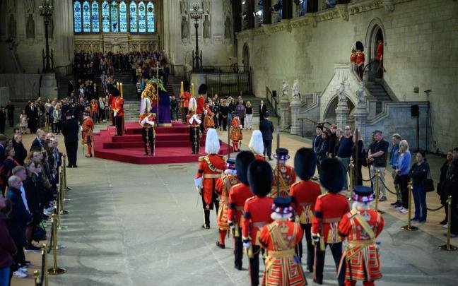 Cambio de guardia en la capilla ardiente de Isabel II.