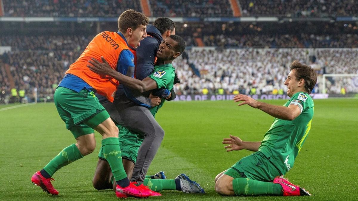 Aihen, Willian José, Isak y Oyarzabal celebran un gol del sueco en el Bernabéu.