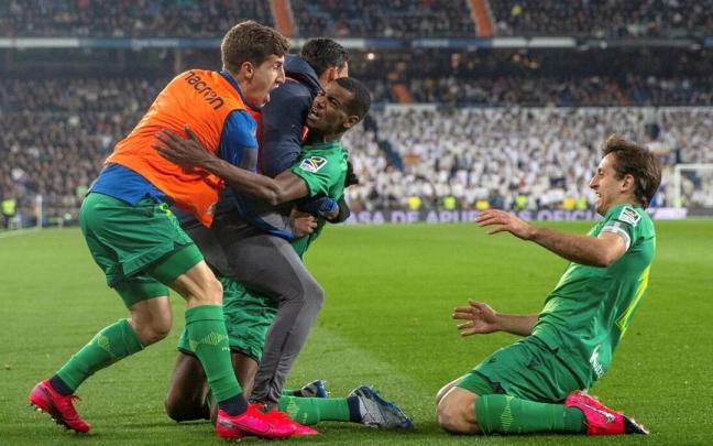 Aihen, Willian Jos&eacute;, Isak y Oyarzabal celebran un gol del sueco en el Bernab&eacute;u.