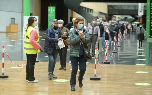 Decenas de personas haciendo cola en el vacunódromo de BEC. Decenas de personas haciendo cola en el vacunódromo de BEC.