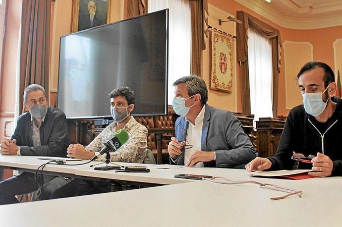 De izda. a dcha., Muguruza, Suberbiola, Santano y Jiménez, en la Sala Capitular del ayuntamiento de Irun.