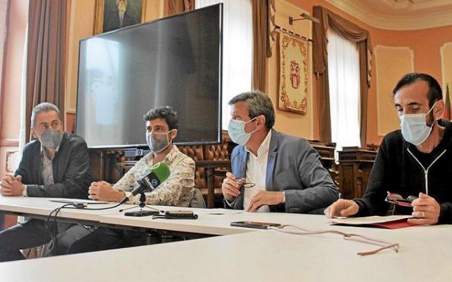 De izda. a dcha., Muguruza, Suberbiola, Santano y Jiménez, en la Sala Capitular del ayuntamiento de Irun. De izda. a dcha., Muguruza, Suberbiola, Santano y Jiménez, en la Sala Capitular del ayuntamiento de Irun.