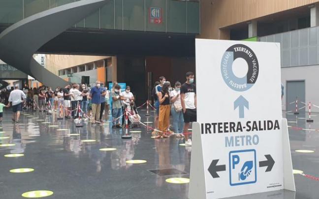 Decenas de personas hacen cola para recibir sus dosis de vacuna