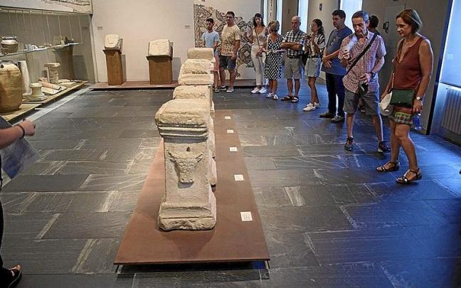 Participantes en el recorrido guiado que se realiz&oacute; ayer por las salas que est&aacute;n ahora visitables. | FOTO: I.P.