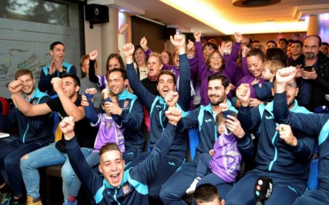 Los jugadores del Becerril celebran en 2019 su emparejamiento con la Real.