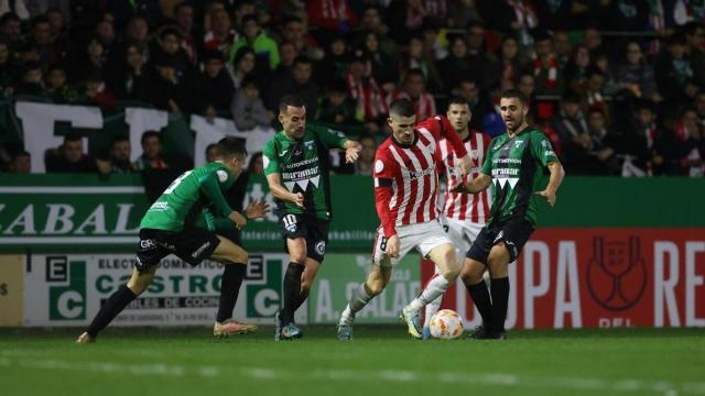 Oihan Sancet conduce el bal&oacute;n rodeado de jugadores del Sestao en el duelo copero disputado en Las Llanas.