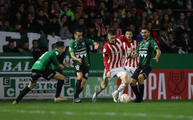 Oihan Sancet conduce el balón rodeado de jugadores del Sestao en el duelo copero disputado en Las Llanas. Oihan Sancet conduce el balón rodeado de jugadores del Sestao en el duelo copero disputado en Las Llanas.