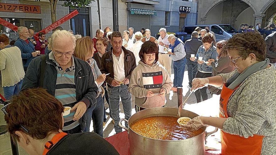 Varias voluntarias han repartido una raci&oacute;n de pochas, elaboradas esa misma ma&ntilde;ana, para degustar.