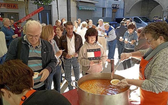 Varias voluntarias han repartido una raci&oacute;n de pochas, elaboradas esa misma ma&ntilde;ana, para degustar.