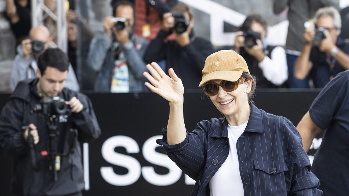 Juliette Binoche, a su llegada a Donostia con motivo del Zinemaldia