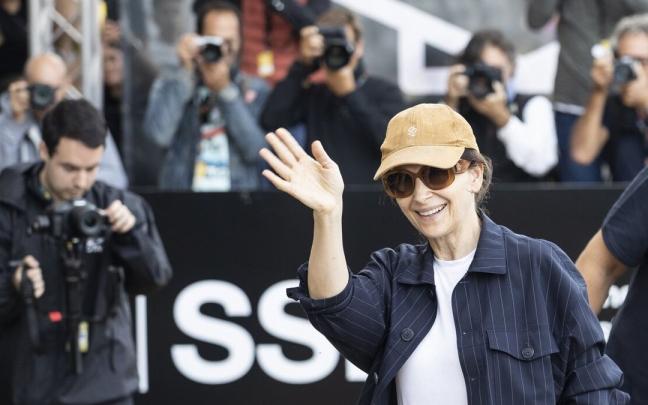 Juliette Binoche, a su llegada a Donostia con motivo del Zinemaldia