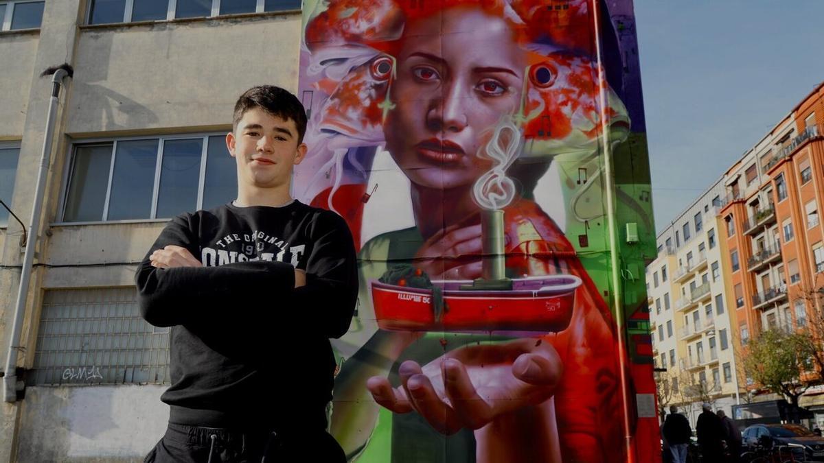 Nextor Ota&ntilde;o posa junto a su mural en una de las paredes de la Casa Ciriza de Trintxerpe.
