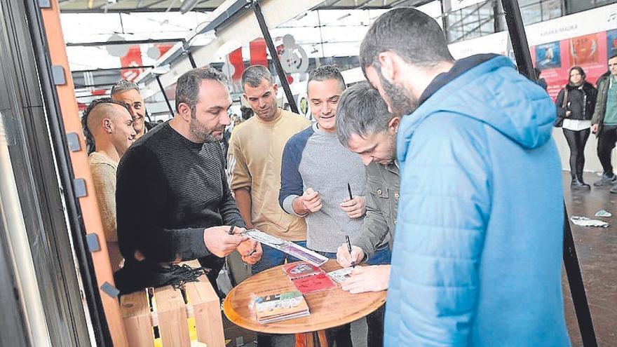 Los músicos han podido volver a firmar sus discos. | FOTO: B. GUERRERO