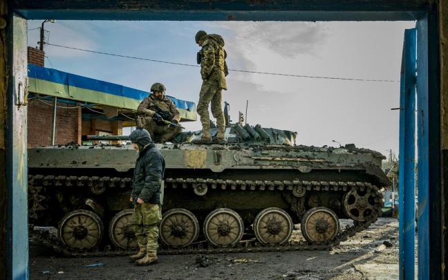 Soldados ucranianos encima de un tanque el d&iacute;a de Navidad.