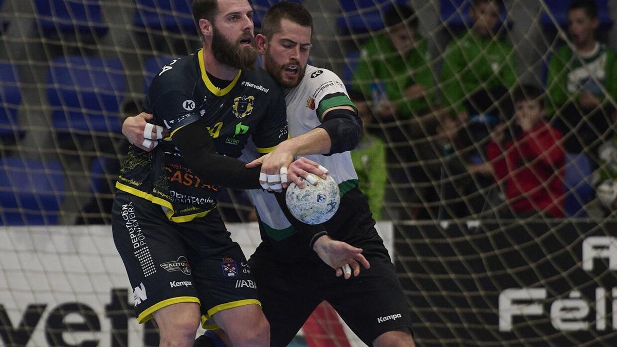 Del Arco (i), que volvía ayer a Pamplona, defendido por Bazán.