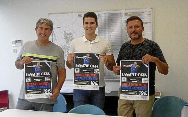 Axier Arteaga, Txus Alonso eta Agust&iacute;n Valdivia ondoan dituela. | ARGAZKIA: N.G.