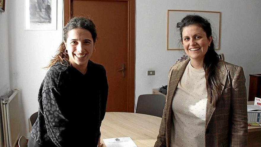 Karmen Munárriz (izda) y Lourdes San Miguel, después de firmar el convenio.