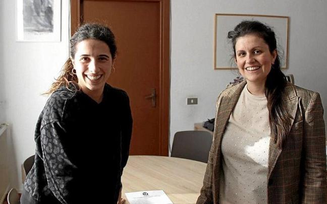 Karmen Munárriz (izda) y Lourdes San Miguel, después de firmar el convenio.