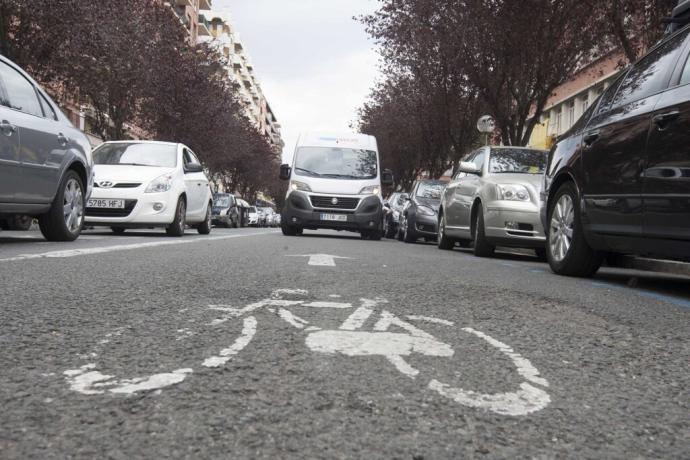 Una furgoneta en un carril bici.