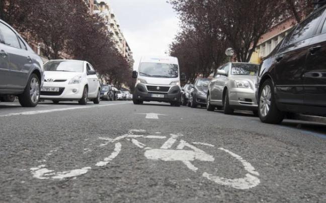 Una furgoneta en un carril bici.