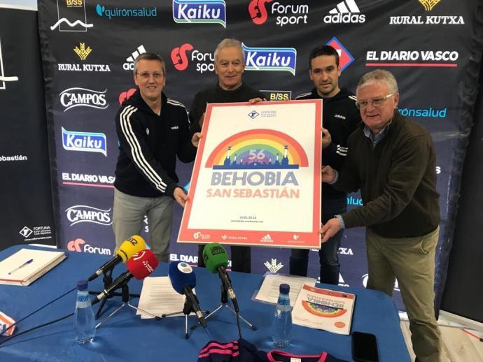 Daniel Soliño, Enrique Cifuentes, Iñigo Etxeberria y Fernando Ibarreta posan con el cartel anunciador de la Behobia-San Sebastián