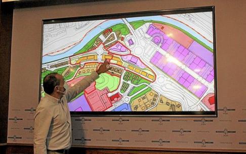 El delegado de Urbanismo de Irun, Miguel Ángel Páez, explicando la actuación sobre plano.