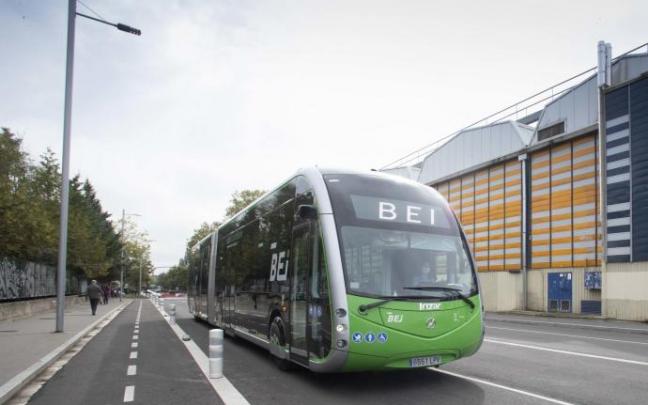 El BEI, circulando en pruebas por Vitoria. El BEI, circulando en pruebas por Vitoria.