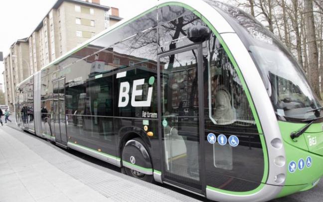 El BEI, aparcado en una calle de Vitoria.