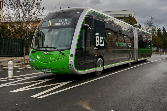 Unidad del BEI de 18 metros circulando en las inmediaciones de la parada de Mendizorotza.