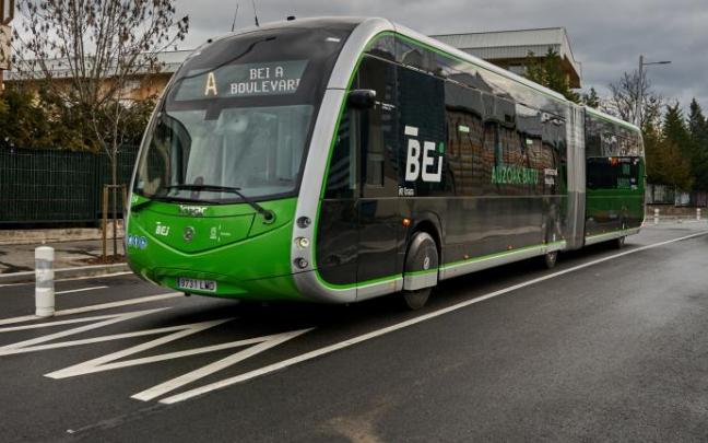 Unidad del BEI de 18 metros circulando en las inmediaciones de la parada de Mendizorotza.