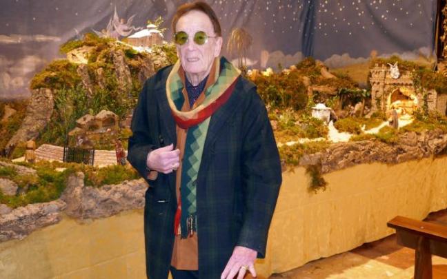 Eusebio Marcotegui Razquin junto al belén de la iglesia de Etxarri Aranatz, del que se encarga desde el año 1940.