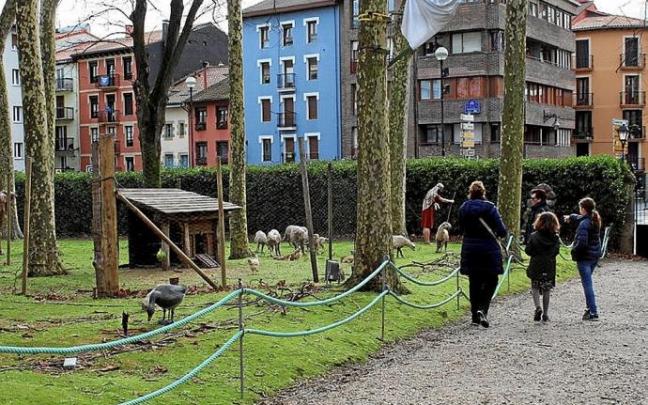 Varias personas visitando el belén de Narros. Foto: A.Z.