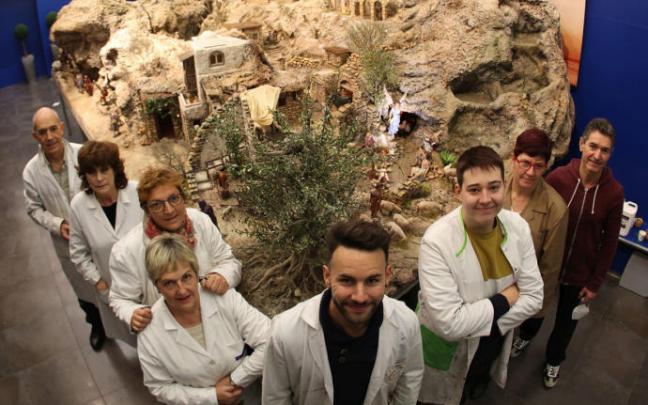 Grupo de belenistas junto a la obra, ya terminada, que llevan realizando desde finales de enero de 2021 y llega hoy a la Casa de Cultura de Villava. Grupo de belenistas junto a la obra, ya terminada, que llevan realizando desde finales de enero de 2021 y llega hoy a la Casa de Cultura de Villava.