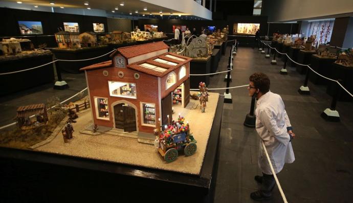 Aspecto general de la exposición de la Asociación de Belenistas de Pamplona en Baluarte, con la fábrica de juguetes en primer término.