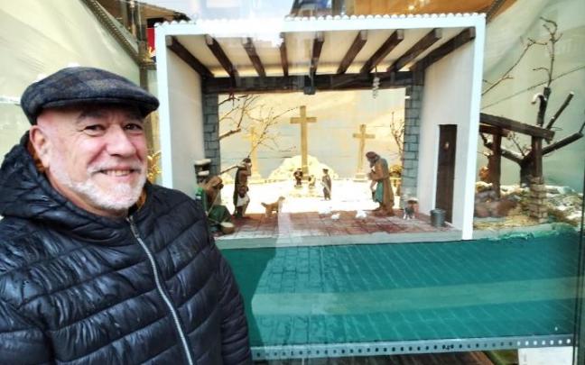 Luis Ibáñez posa en el escaparate de la panadería del casco viejo de Durango donde este año también ha expuesto un belén. Luis Ibáñez posa en el escaparate de la panadería del casco viejo de Durango donde este año también ha expuesto un belén.