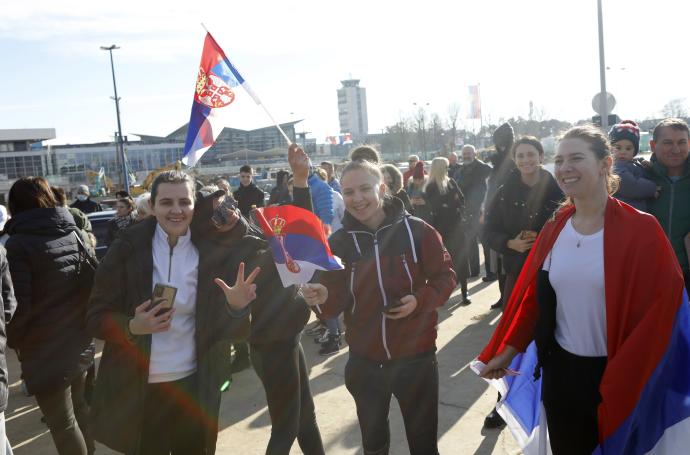 Seguidores de Djokovic esperan la llegada de Djokovic en las inmediaciones del aeropuerto de Belgrado
