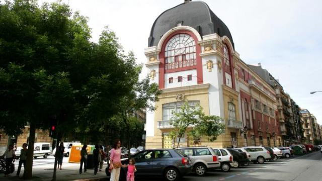 El edificio Bellas Artes, antes de quedar recubierto con la protección de la valla metálica.