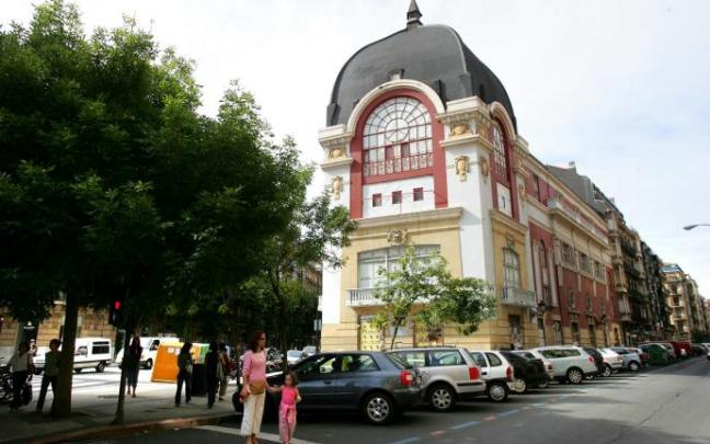 El edificio Bellas Artes, antes de quedar recubierto con la protección de la valla metálica.