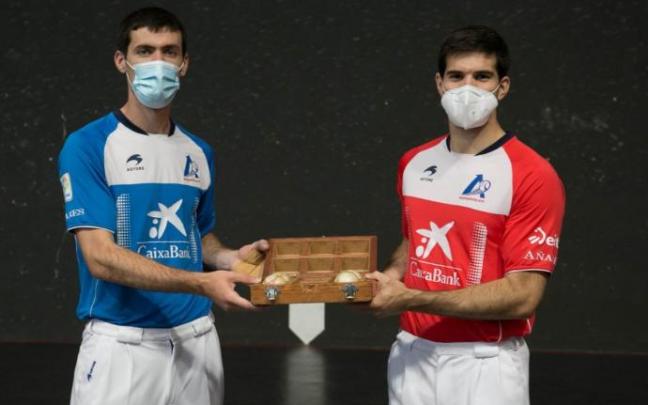 Beñat Rezusta y José Javier Zabaleta, en la elección de material de Irun por el tercer y cuarto puesto del Manomanista. Beñat Rezusta y José Javier Zabaleta, en la elección de material de Irun por el tercer y cuarto puesto del Manomanista.