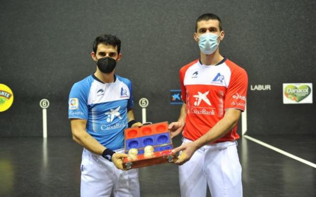 Jokin Altuna y Beñat Rezusta, en la elección de material de la final del Manomanista. Jokin Altuna y Beñat Rezusta, en la elección de material de la final del Manomanista.