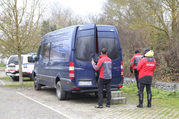 Equipo de buceo de la Ertzaintza busca a Jesús Bengoa.