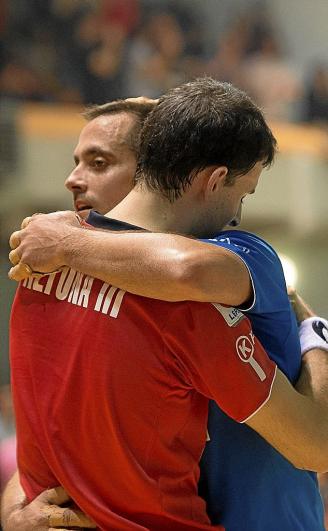 Abrazo de Oinatz Bengoetxea y Jokin Altuna tras su semifinal del Cuatro y Medio de la LEP.M de 2018.