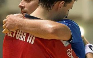 Abrazo de Oinatz Bengoetxea y Jokin Altuna tras su semifinal del Cuatro y Medio de la LEP.M de 2018.