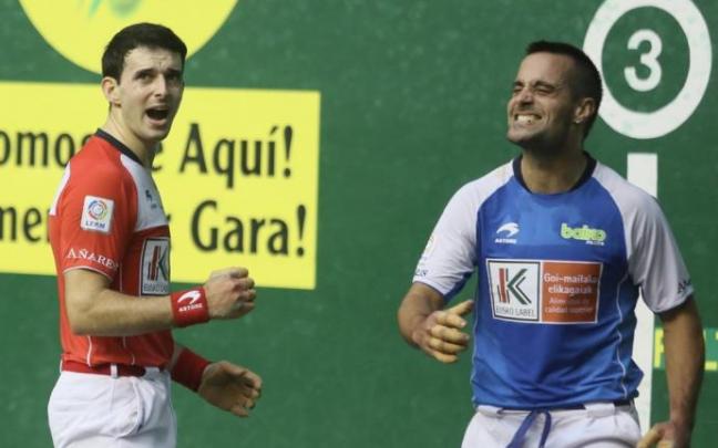 Altuna III celebra un tanto mientras Bengoetxea VI se lamenta este lunes en el Beotibar de Tolosa.