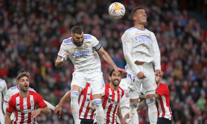 Benzema trata de alcanzar un balón con la cabeza en el partido entre el Athletic y el Real Madrid.