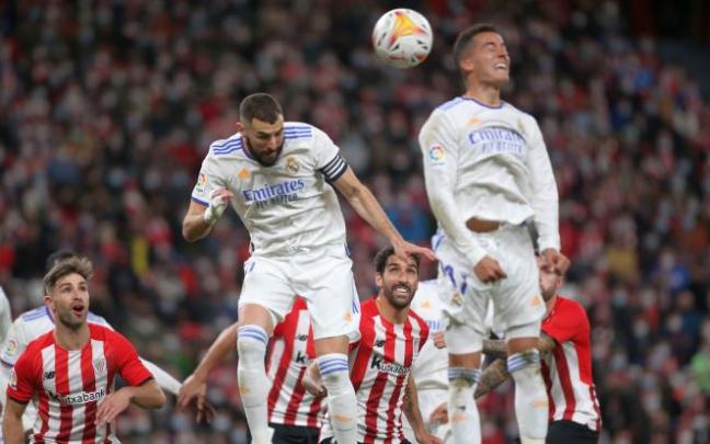 Benzema trata de alcanzar un balón con la cabeza en el partido entre el Athletic y el Real Madrid.
