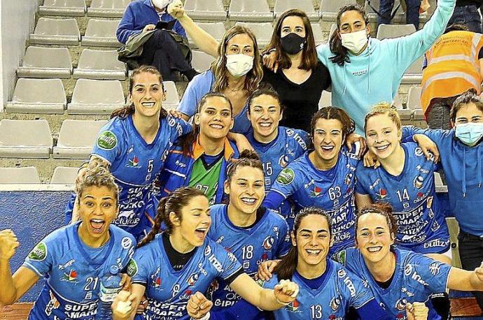 Las jugadoras del Super Amara Bera Bera celebran su victoria. Foto: Gorka Estrada