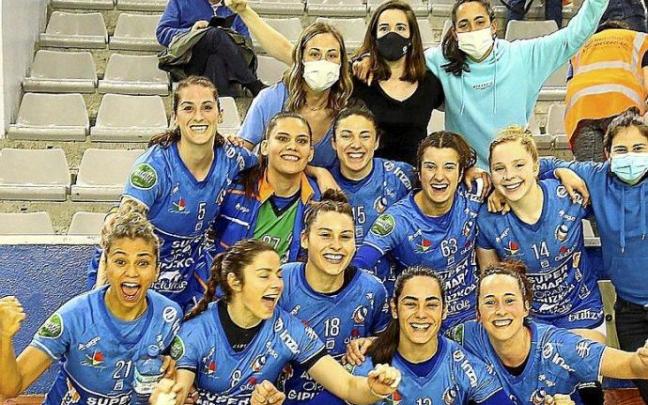 Las jugadoras del Super Amara Bera Bera celebran su victoria. Foto: Gorka Estrada