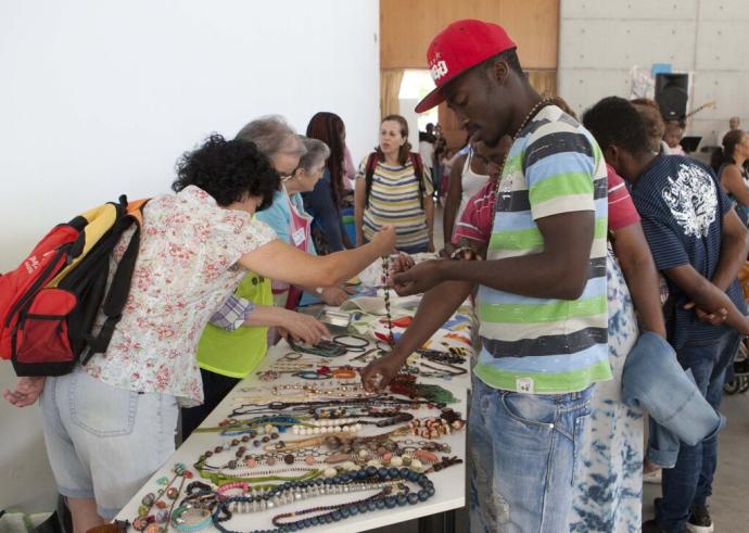 Puesto de artículos elaborados por las mujeres del centro de formación Zugaz en otra propuesta organizada por Berakah.