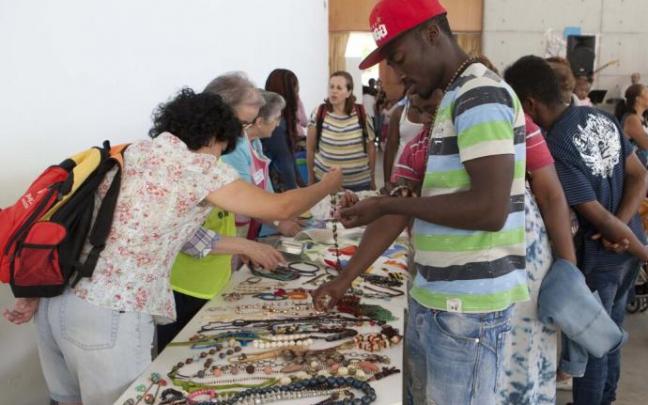 Puesto de artículos elaborados por las mujeres del centro de formación Zugaz en otra propuesta organizada por Berakah.